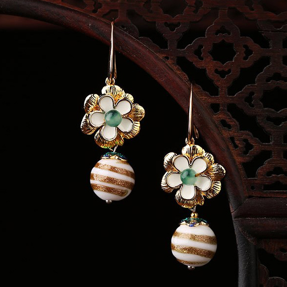  A picture of earrings.